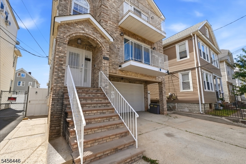 544 Bond St Property Photo 3