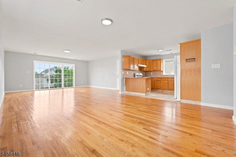 544 Bond St Property Photo 4