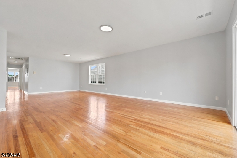 544 Bond St Property Photo 6