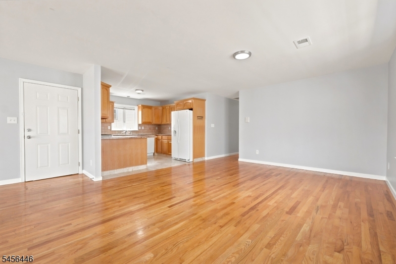 544 Bond St Property Photo 8