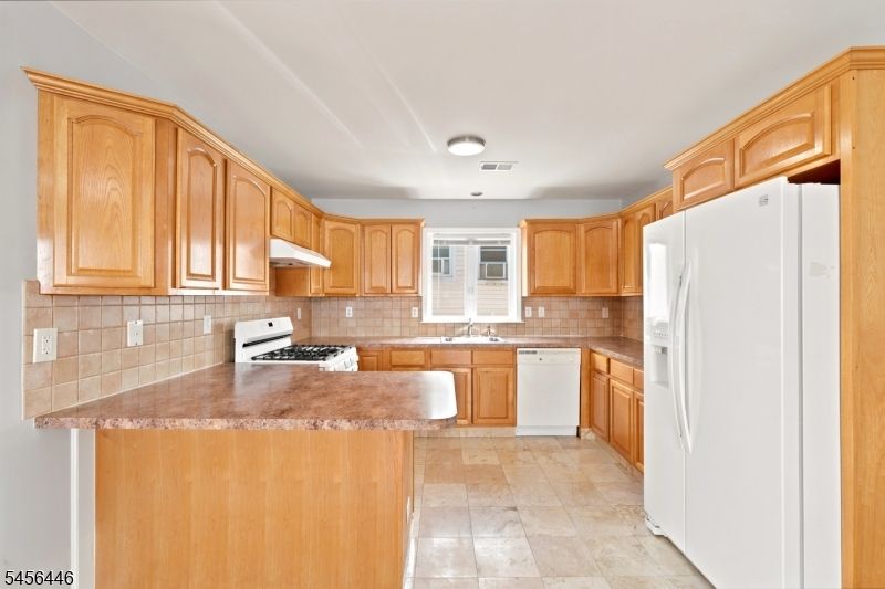544 Bond St Property Photo 9