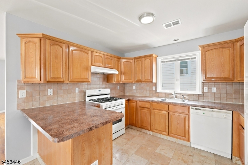 544 Bond St Property Photo 10