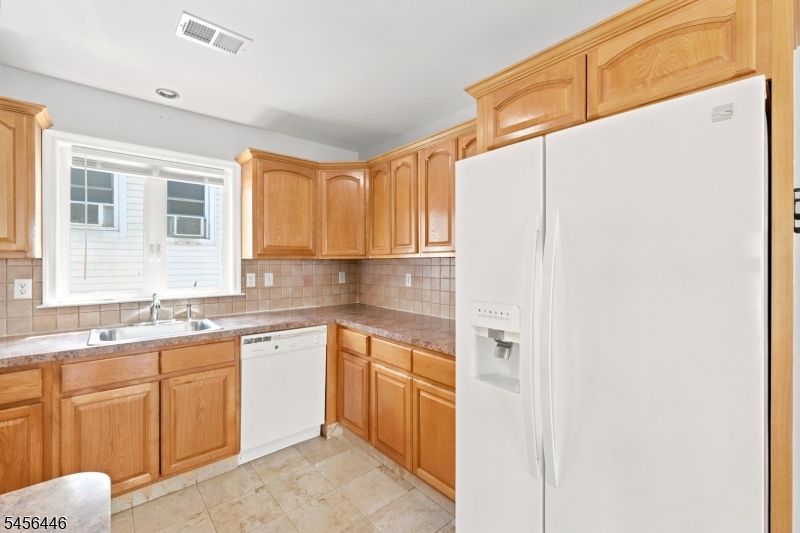 544 Bond St Property Photo 11
