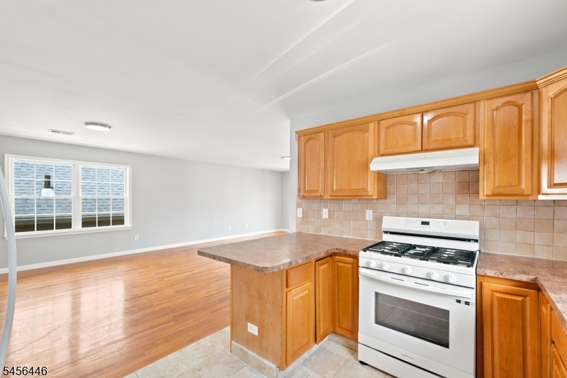 544 Bond St Property Photo 12