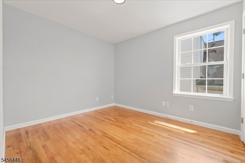 544 Bond St Property Photo 13