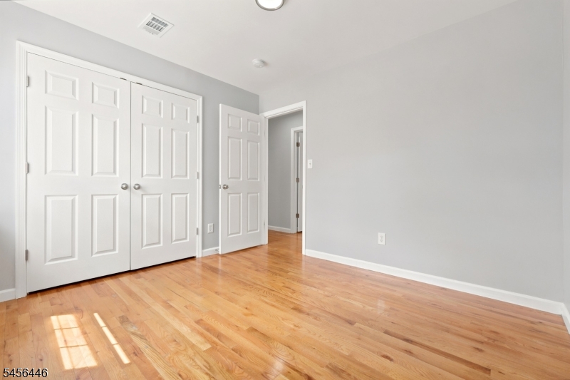 544 Bond St Property Photo 14