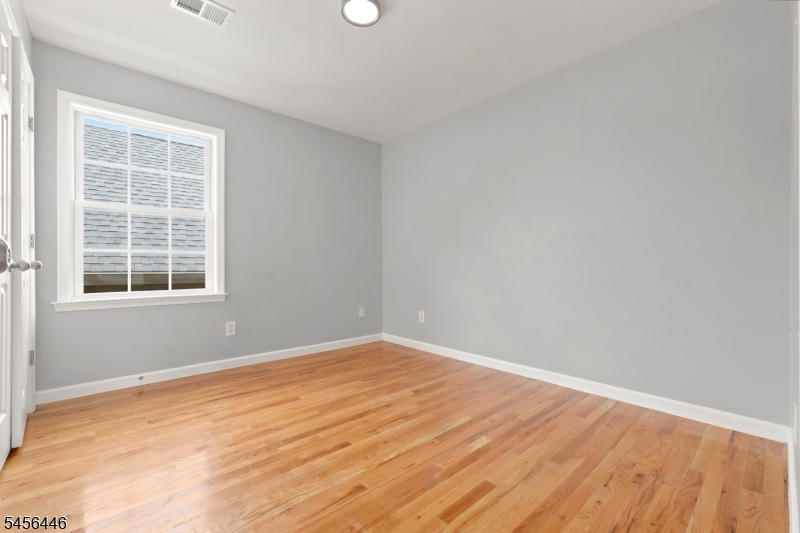 544 Bond St Property Photo 15