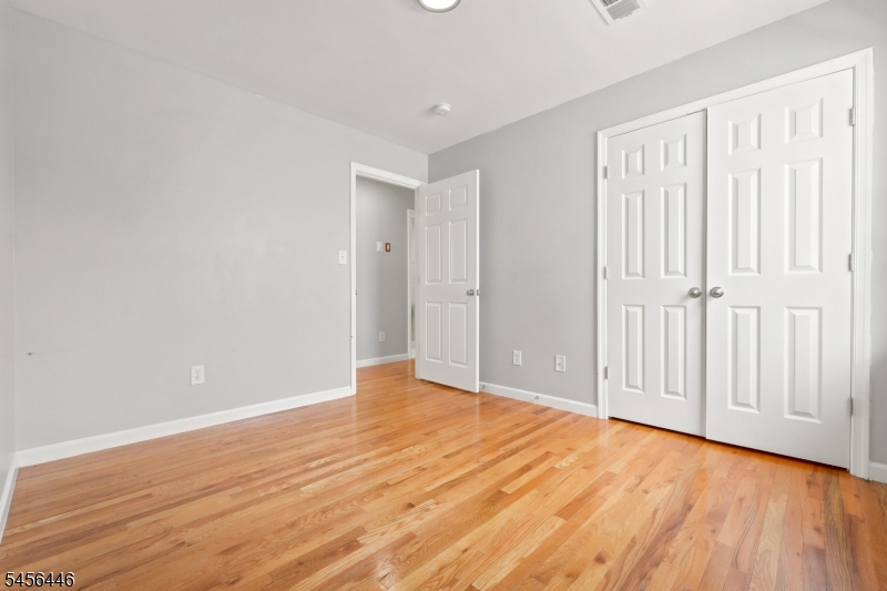 544 Bond St Property Photo 16