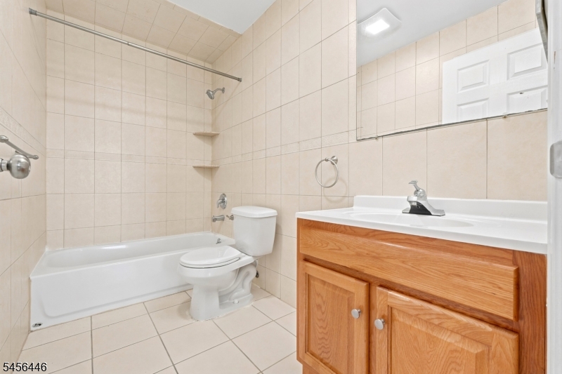 544 Bond St Property Photo 17