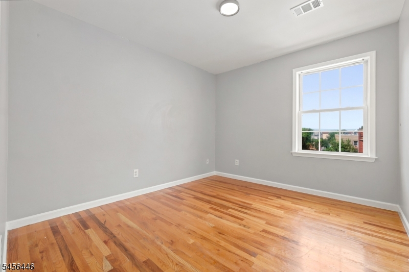 544 Bond St Property Photo 18