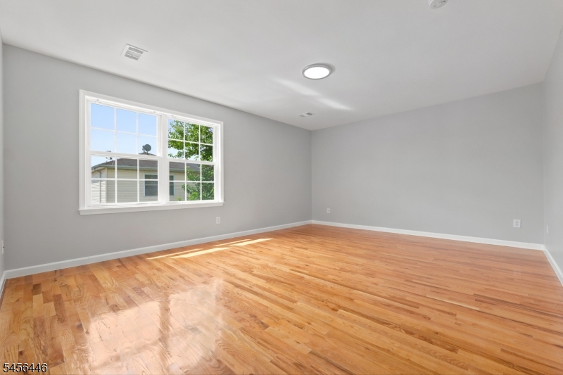 544 Bond St Property Photo 20