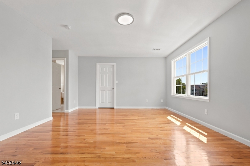 544 Bond St Property Photo 21