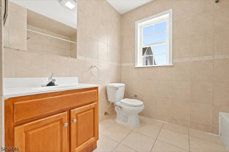 544 Bond St Property Photo 22