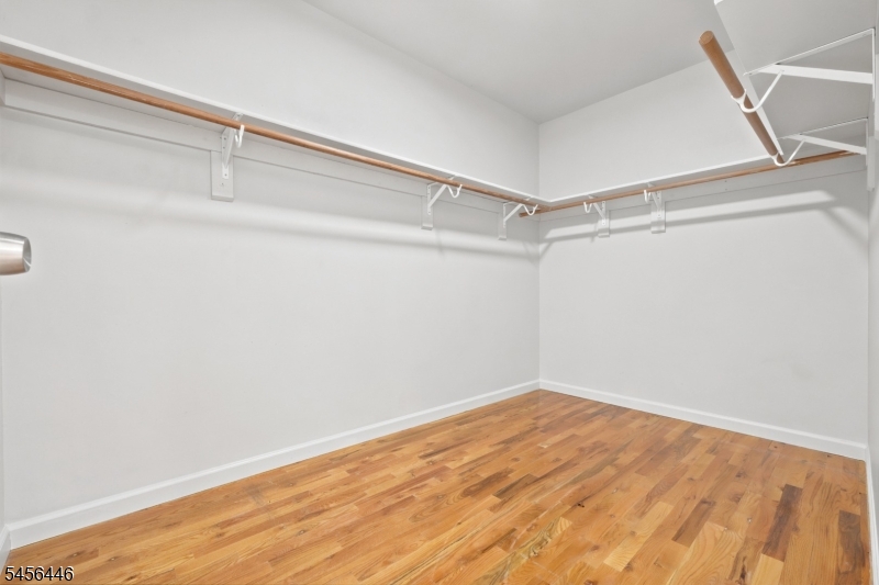 544 Bond St Property Photo 24