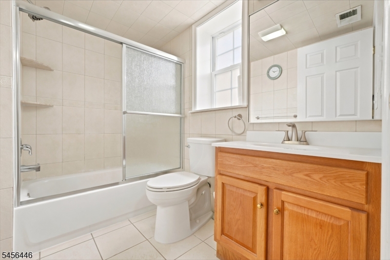 544 Bond St Property Photo 31