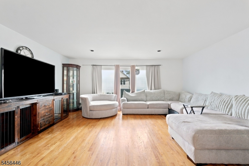 544 Bond St Property Photo 32