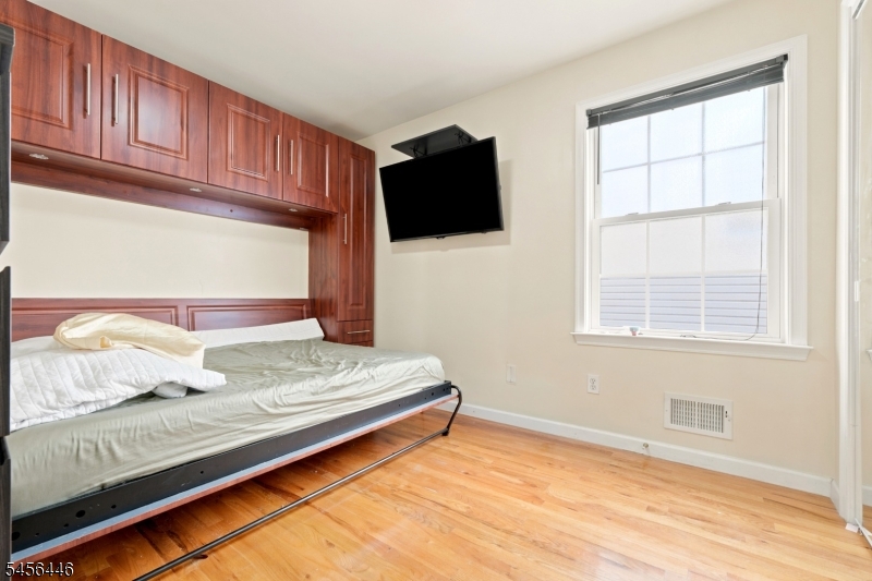 544 Bond St Property Photo 37