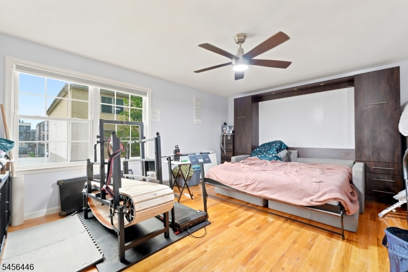 544 Bond St Property Photo 38