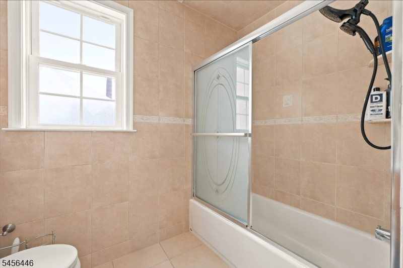 544 Bond St Property Photo 39