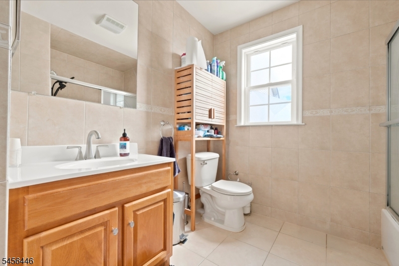 544 Bond St Property Photo 40