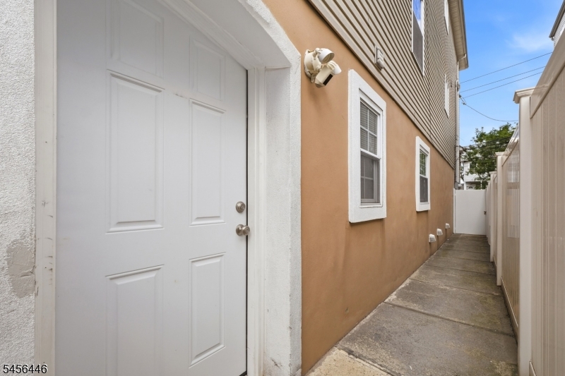544 Bond St Property Photo 41