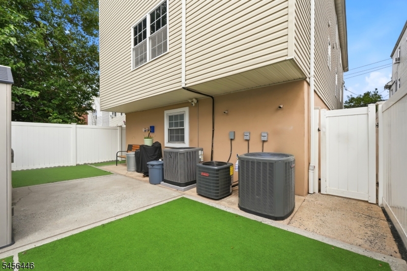 544 Bond St Property Photo 42