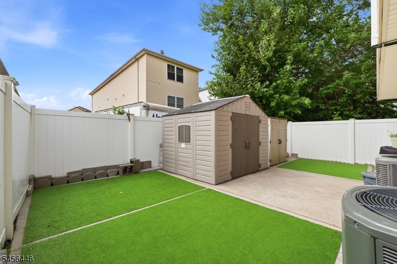544 Bond St Property Photo 43