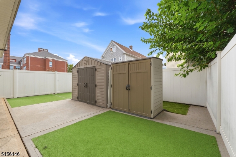 544 Bond St Property Photo 44