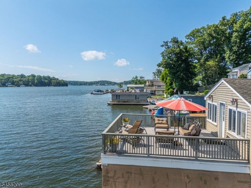 320 Lakeside Ave Property Photo 2