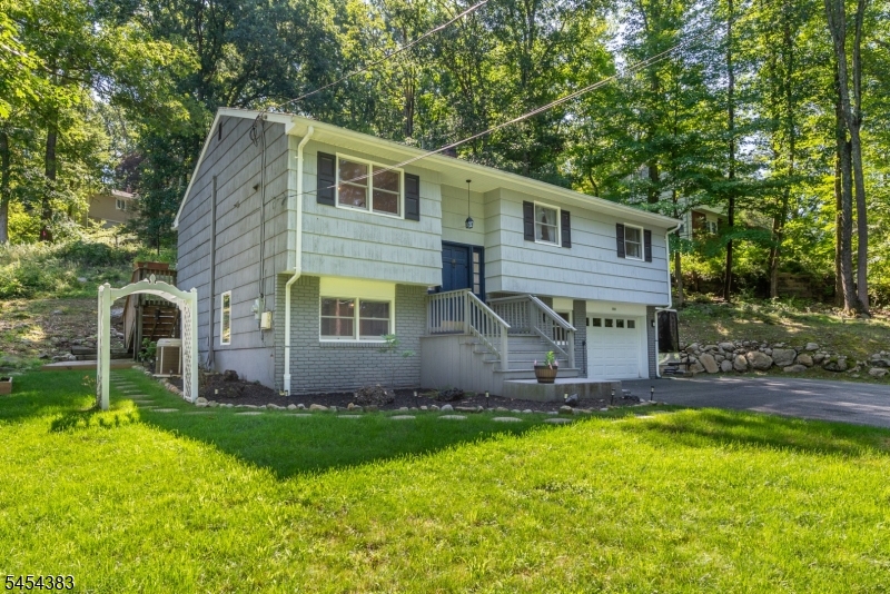 104 Ford Rd Property Photo 1