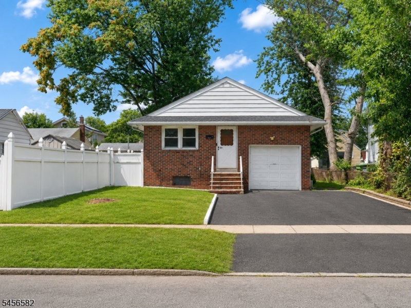 811 Hussa St Property Photo 1