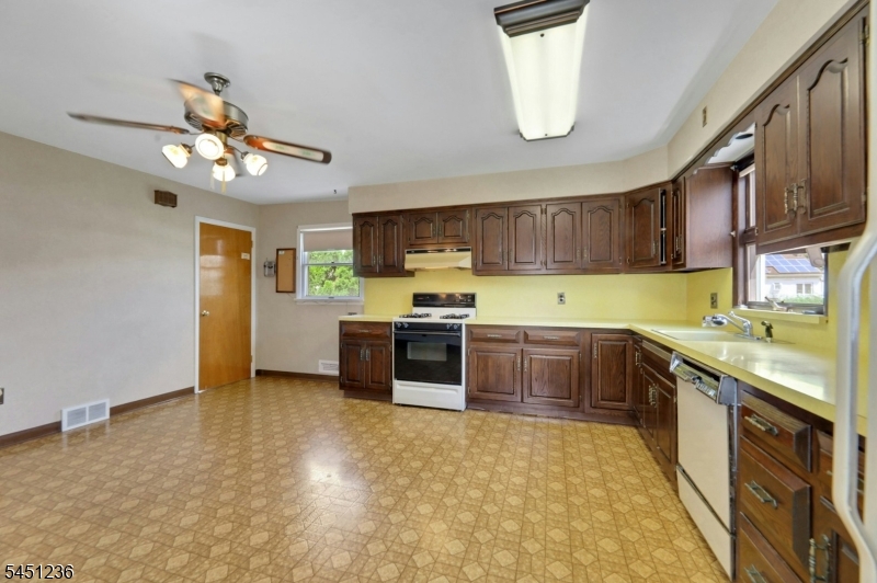 77 High Property Photo 18