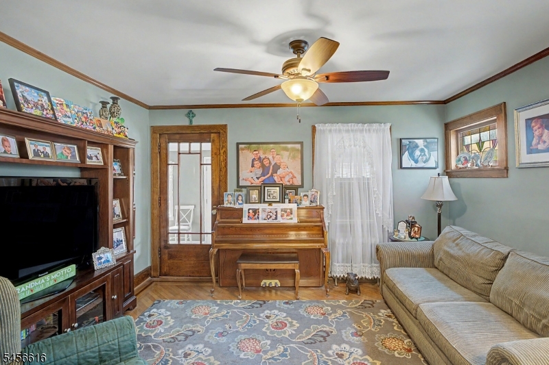 1149 Bank St Property Photo 5
