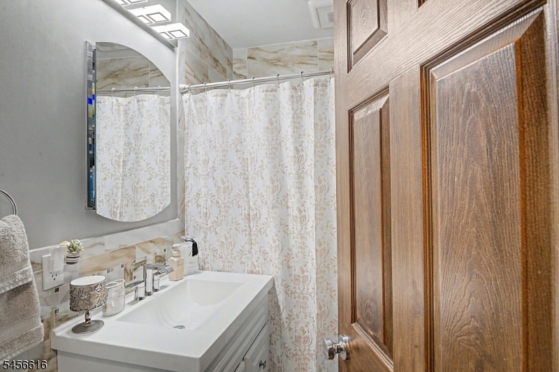 1149 Bank St Property Photo 15
