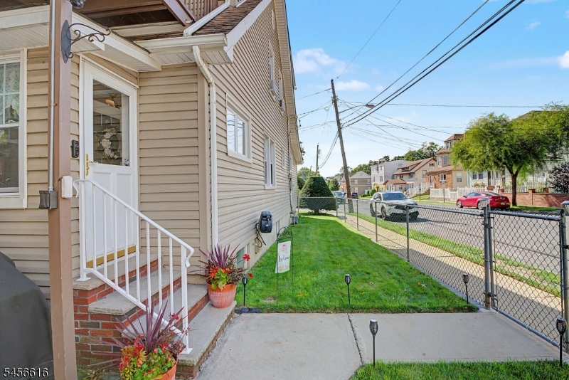 1149 Bank St Property Photo 23