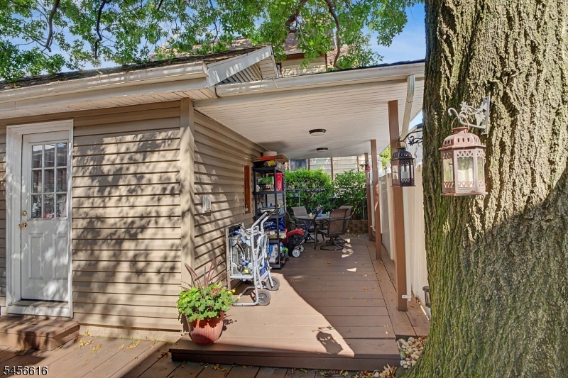 1149 Bank St Property Photo 24