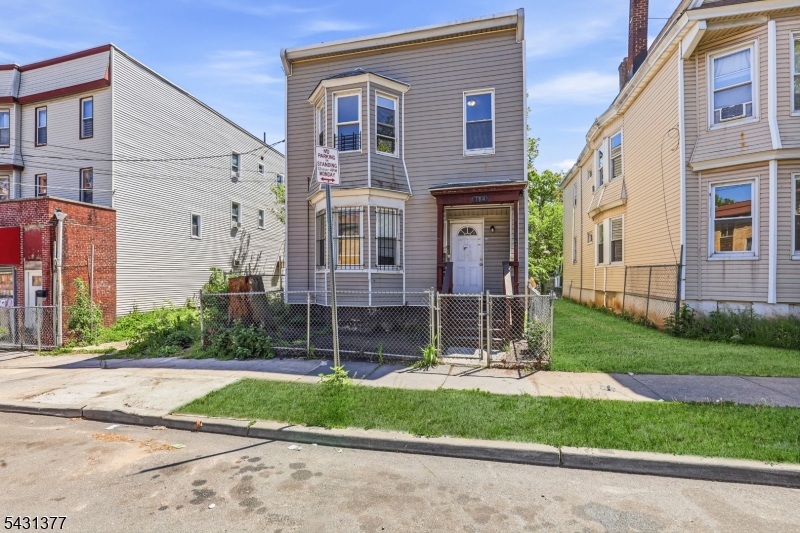 184 W Runyon St Property Photo 1