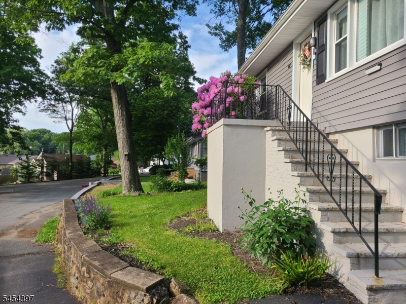 137 W End Ave Property Photo 1