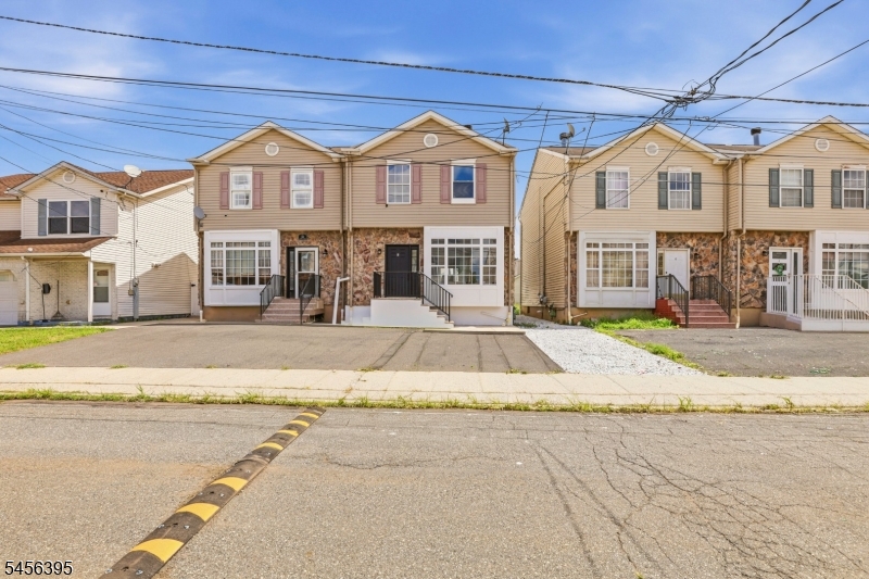 8 Somerset St Property Photo 1
