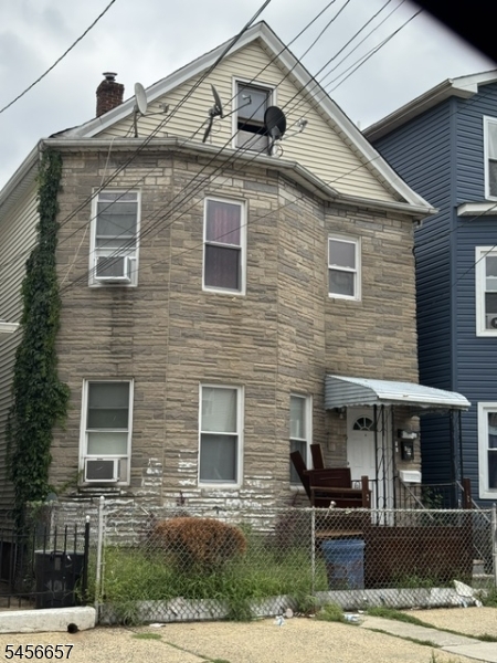 92 10th St Property Photo 1