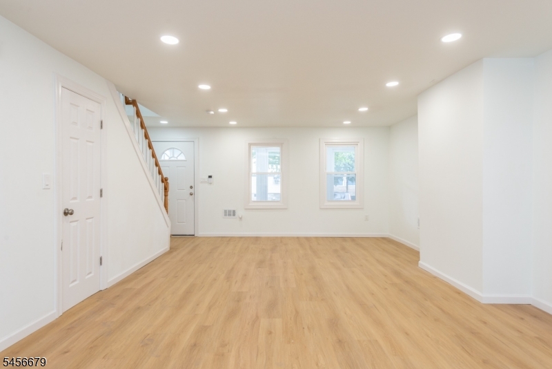 549 Beach St Property Photo 5