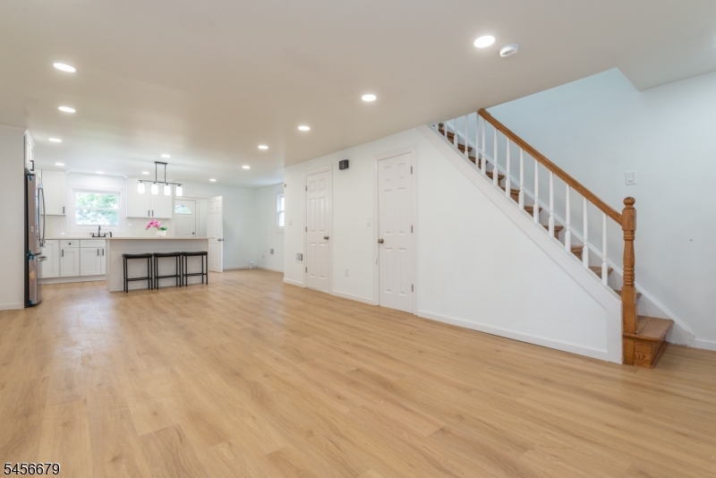 549 Beach St Property Photo 6