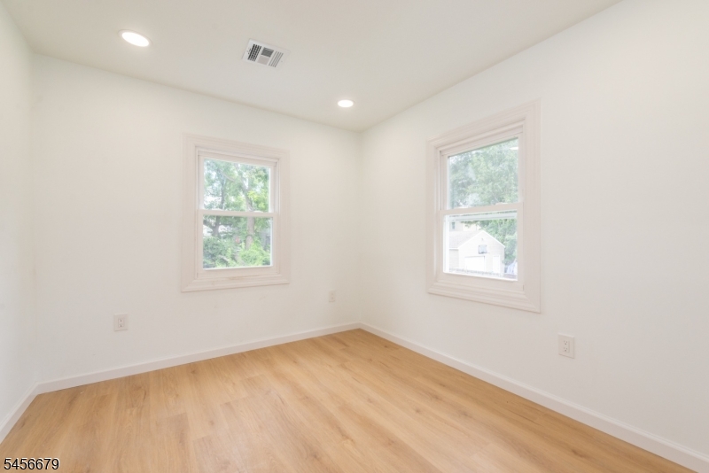 549 Beach St Property Photo 9