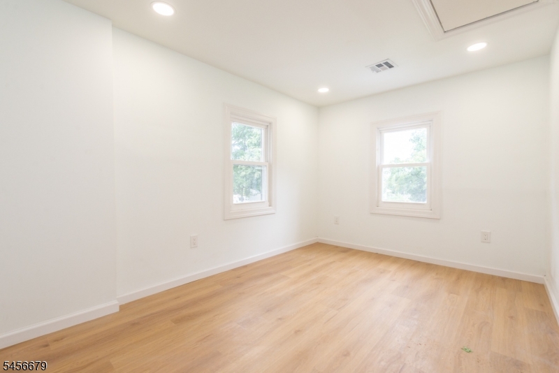 549 Beach St Property Photo 10
