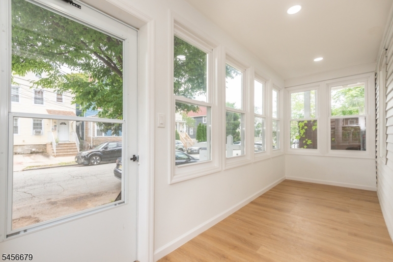 549 Beach St Property Photo 13
