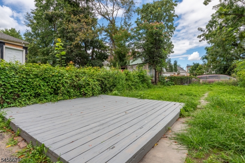 549 Beach St Property Photo 15