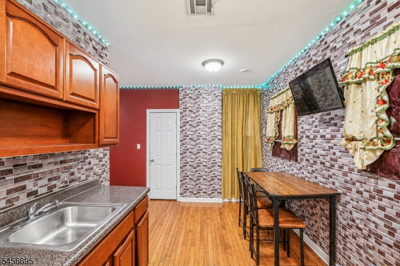 34 Hillman St Property Photo 4