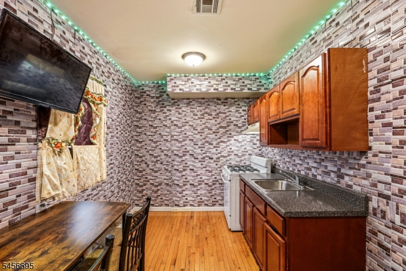 34 Hillman St Property Photo 5