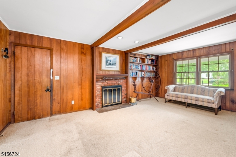 7 Fox Chase Ln Property Photo 8