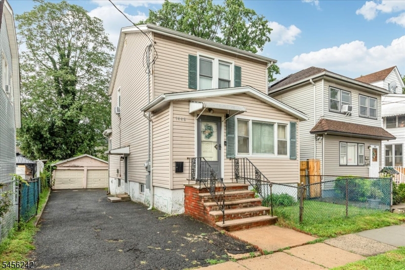 1445 Hiawatha Avenue Property Photo 1